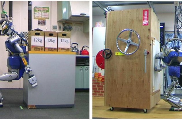 Робот начинает с толкания груза перед собой с помощью рук