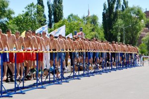 В Днепропетровске установили рекорд по массовому отжиманию на брусьях