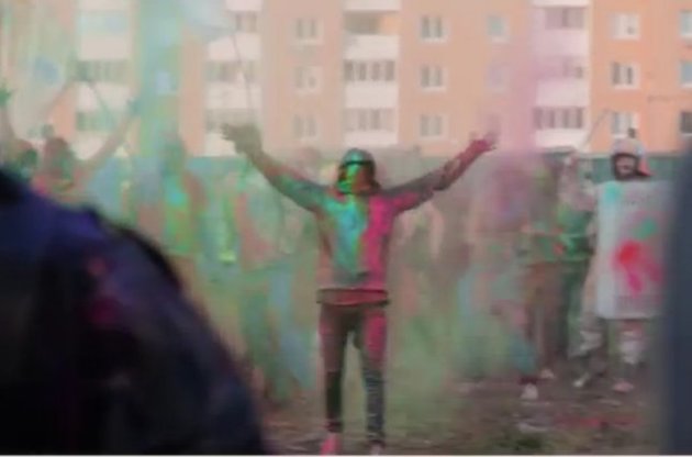 У кліп потрапила інсценування подій на Майдані