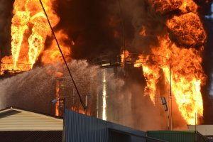 На нефтебазе под Киевом горит уже 8 резервуаров, пострадало 5 человек