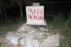 У Луганській області повалили ще два пам'ятники Леніну