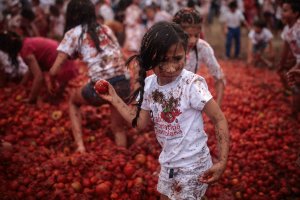 В Колумбии сотни людей устроили помидорные бои