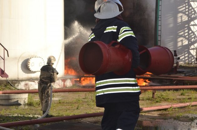 Пожежники зупинили поширення вогню у Василькові від нафтобази до лісу