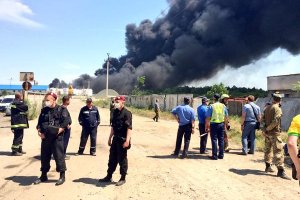 На нефтебазе в Василькове продолжают гореть три резервуара