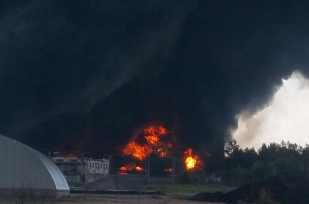 Поряд з охопленою вогнем нафтобазою під Києвом знаходиться ще одна, людей евакуюють – Аваков