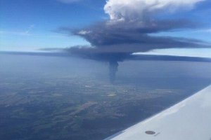 Гигантский гриб от пожара под Васильковом сфотографировали с самолета