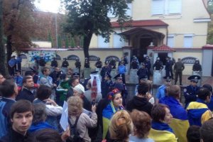 Российское консульство в Харькове забросали зеленкой и яйцами