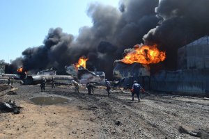 На нефтебазе под Васильковом продолжают гореть два резервуара