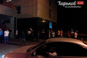 Молодчики в балаклавах устроили резню у студгородка в Харькове: минимум 9 раненых