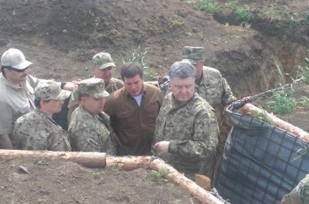 Порошенко розповів, коли в Донбасі закінчать зводити укріплення