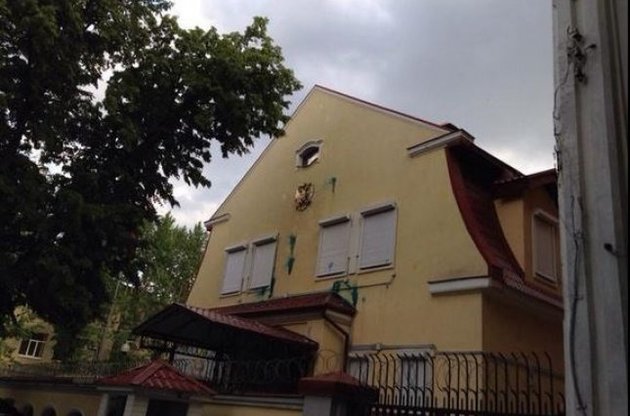 Будівля російського консульства у Харкові закидали зеленкою