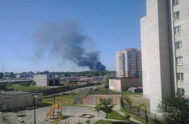 У Броварах горить склад пінопласту, заправка та житловий будинок