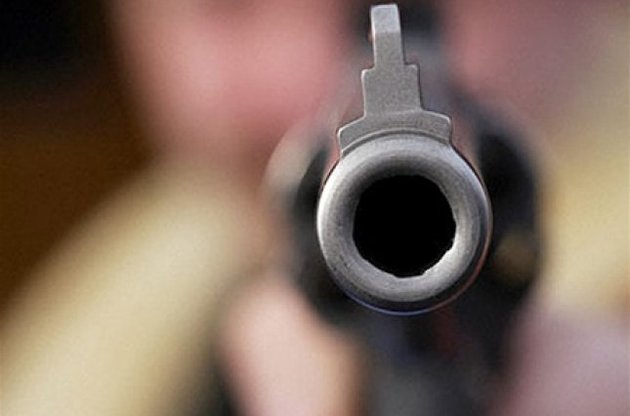 Міліціонерів, які постачали тітушкам зброю, затримали