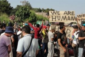 Беженцы из Сирии и Ирака протестами требуют от Греции "лучшей жизни"