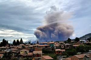 В Индонезии опасный вулкан извергается рядом с жилыми домами