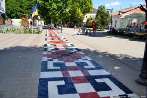 Пішохідну вулицю в Херсоні розмалювали як вишиванку