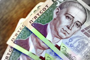 Официальный курс гривни укрепился до 21,65 грн/доллар