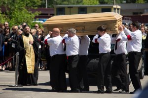 На похороны Жанны Фриске пришли сотни людей
