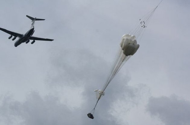 БМД должны были спустить на парашюте, но трос оборвался.