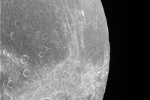 Cassini передала на Землю новые фото сатурнианской Дионы