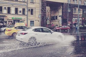 Сильный ливень затопил Москву
