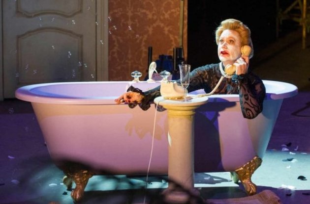 Кадр из постановки Джо Хилла-Гиббинса &quot;Припудри ей лицо&quot;