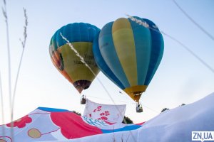 На фестивале "Країна мрій" на фоне мельниц поднимались воздушные шары