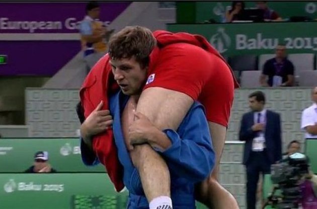Білоруський самбіст на плечах відніс переможеного суперника в роздягальню