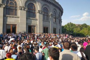 У центрі Єревана знову зібралися тисячі протестувальників - онлайн-трансляція