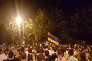 Протести в Єревані: на мітингу з'явилися прапори України і ЄС