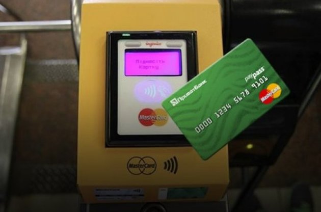 ПриватБанк бесплатно открывает карты для оплаты в киевском метро и возвращает стоимость каждой десятой поездки