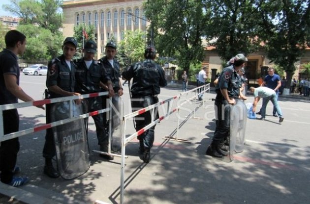 Протесты в Ереване: полицейские оттянули основные силы, выставили заграждения