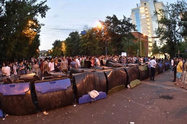 З площі в Єревані вигнали журналістів російського каналу "Зірка"