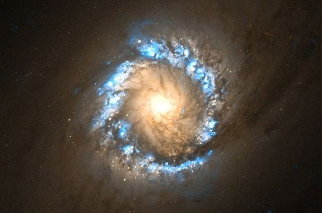 Астрономи знайшли надмасивну чорну діру масою 140 млн Сонць