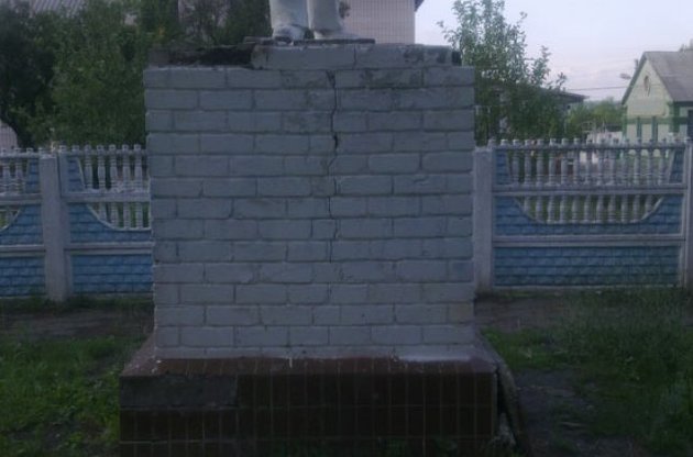 В Чугуеве повредили памятник Ленина