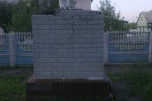 Під Харковом невідомі розпилили пам'ятник Леніну надвоє