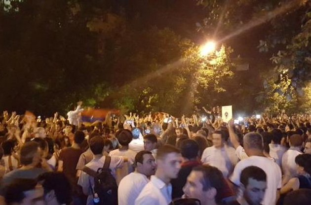 Протесты в Ереване продолжаются второй день подряд: онлайн-трансляция