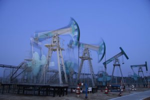 Нефть дорожает после падения накануне