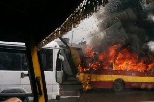 У Львові загорівся тролейбус та врізався у будинок