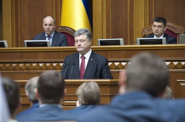 Порошенко уверяет, что изменения в Конституцию Украине "не навязывались извне"