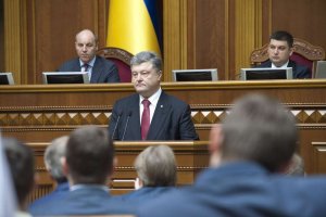 Порошенко уверяет, что изменения в Конституцию Украине "не навязывались извне"