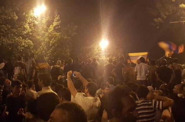 Протестувальники в Єревані закликали всіх залишитися вночі на проспекті Баграмяна