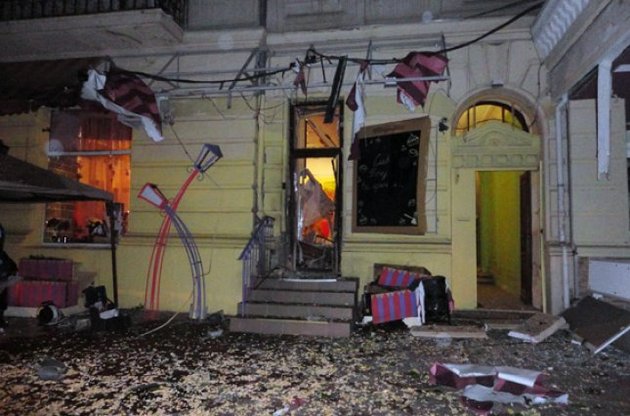 Істотно пошкоджений фасад кафе