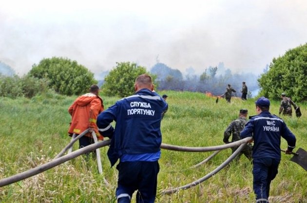 Рятувальники продовжують гасити локалізовані вогнища тліючого торфу в Чорнобильській зоні