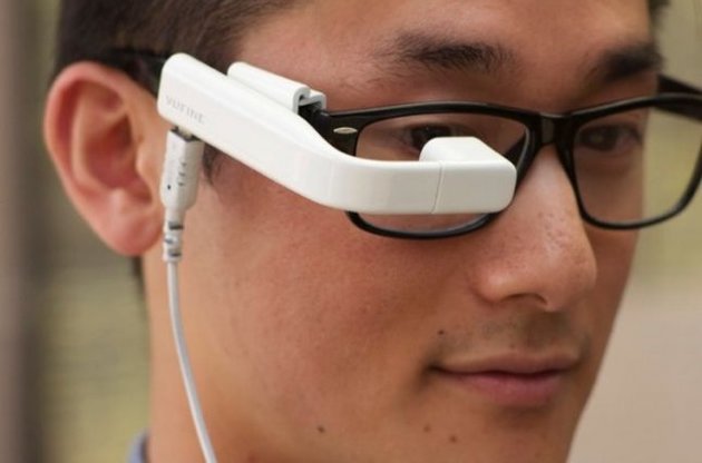 Новий аксесуар перетворює будь-які окуляри в "розумні"