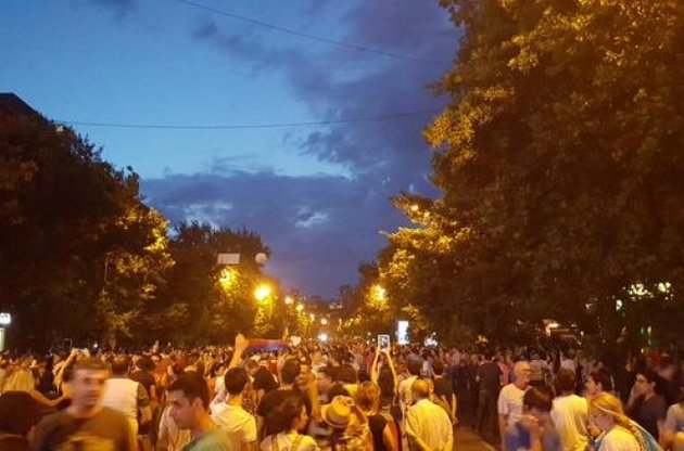 Акція протесту в Єревані завершилася, але люди не поспішають розходитися