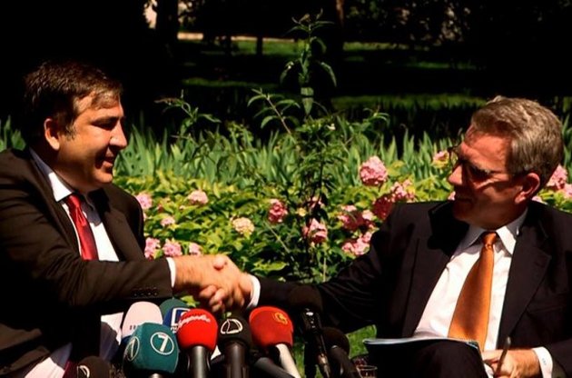 Американський посол привіз допомогу Саакашвілі