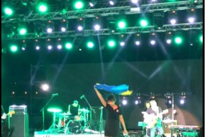 У Росії почалося цькування Земфіри за виступ з українським прапором