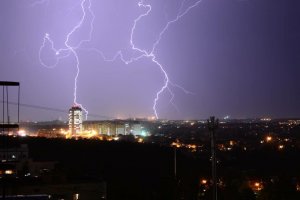 Похолодання в Україні супроводжуватиметься дощами і грозами