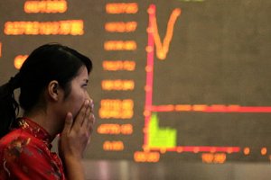 Пекін масово скуповує знецінені акції через обвал фондової біржі – FT